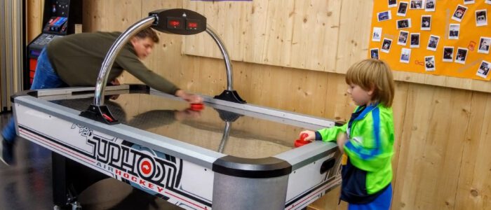 Bild von zwei Besuchern, die Airhockey spielen