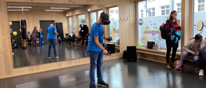 Bild eines Besuchers der ein Spiel mit der Virtual-Reality-Brille spielt