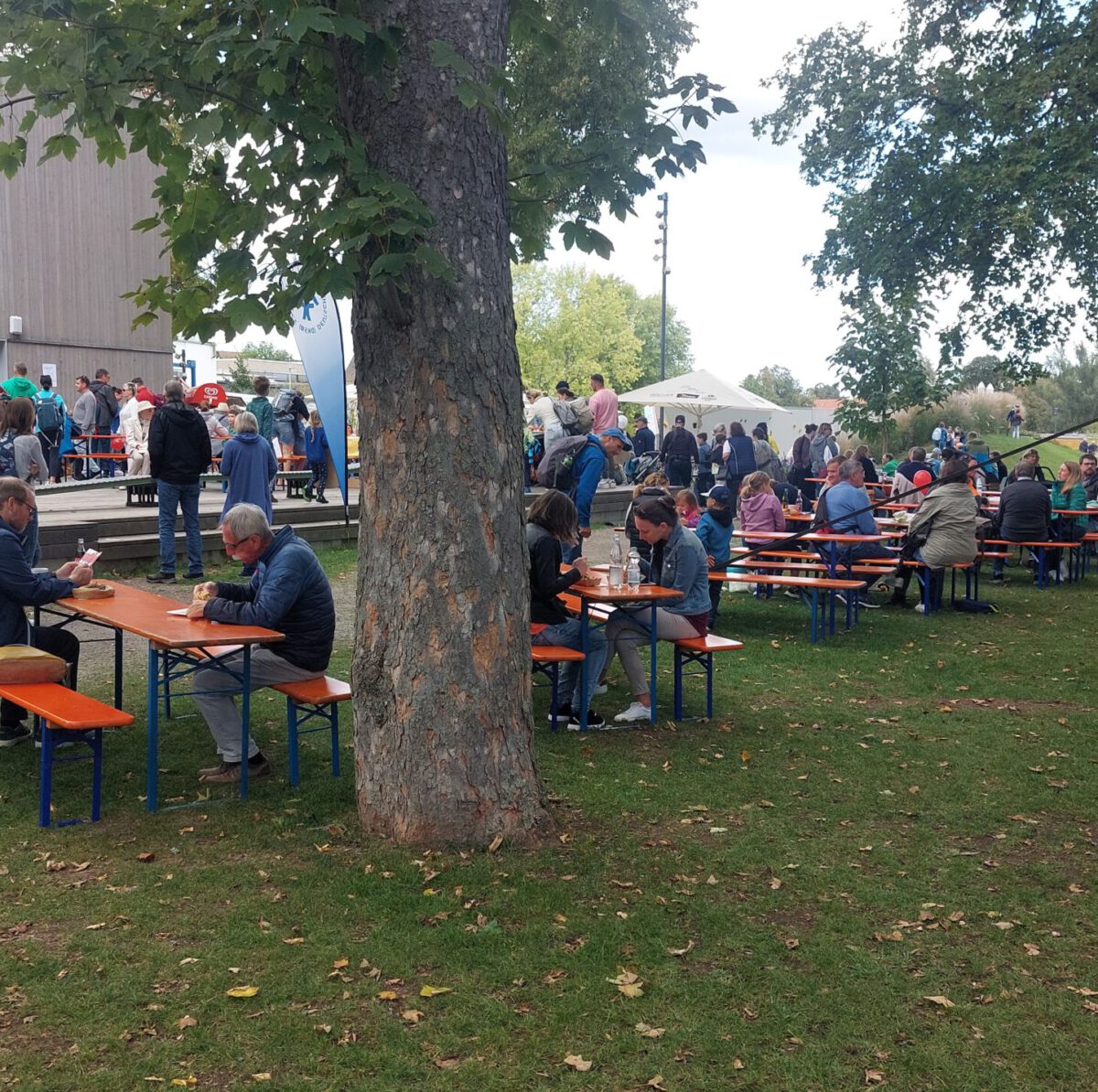 Besucher*innen auf der Terrasse beim KFF'23