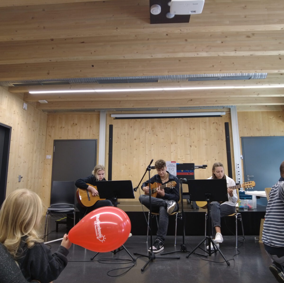 Das Gitarrenensemble spielt zur Eröffnung des Kinder und Familienfestes