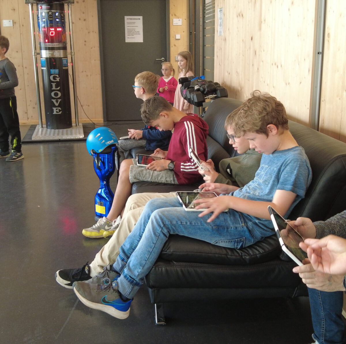 Tabletspiel beim KFF'23 Kinder sitzen auf dem Sofa und Spielen auf eine Tablet