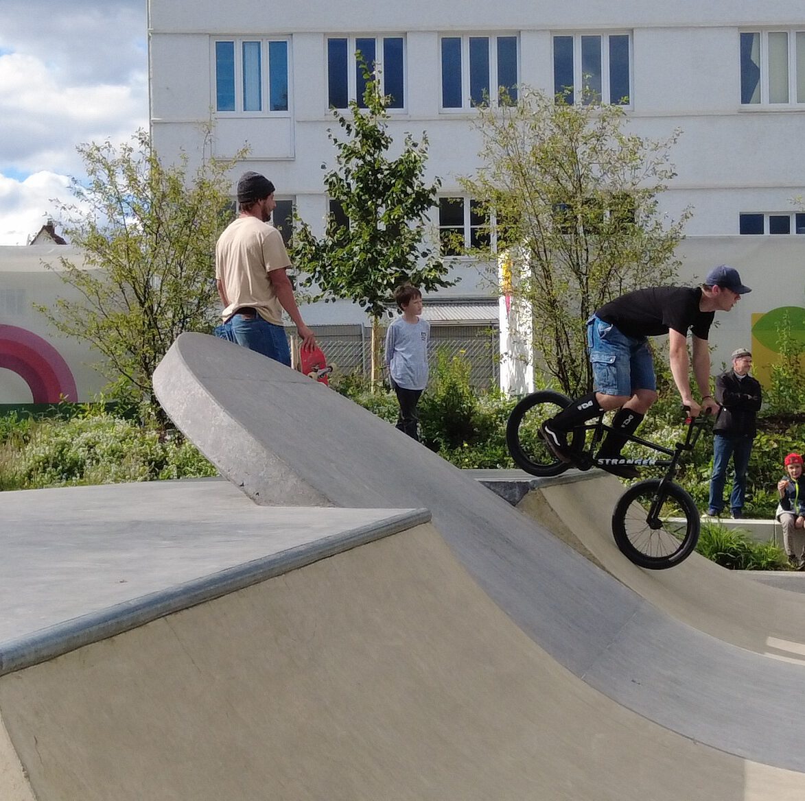 BMXler und Skate beim Skatepark