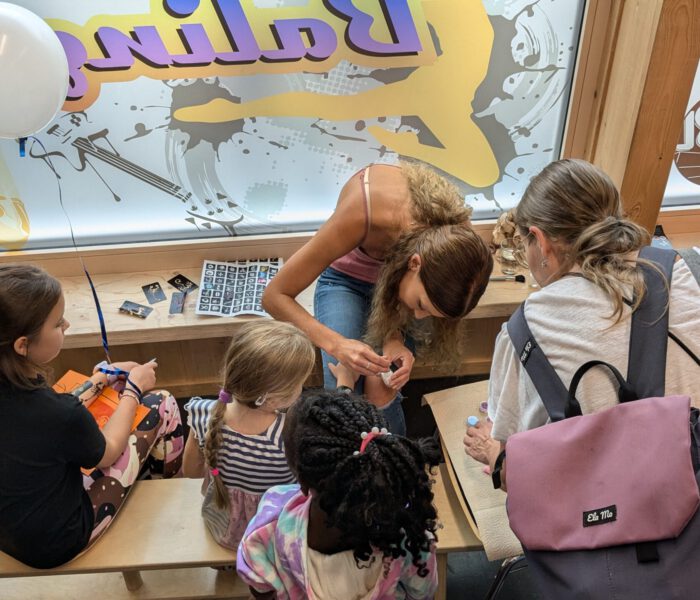 Kinder lassen sich Tattoos auf die Haut malen beim Kinder- und Familienfest 2024